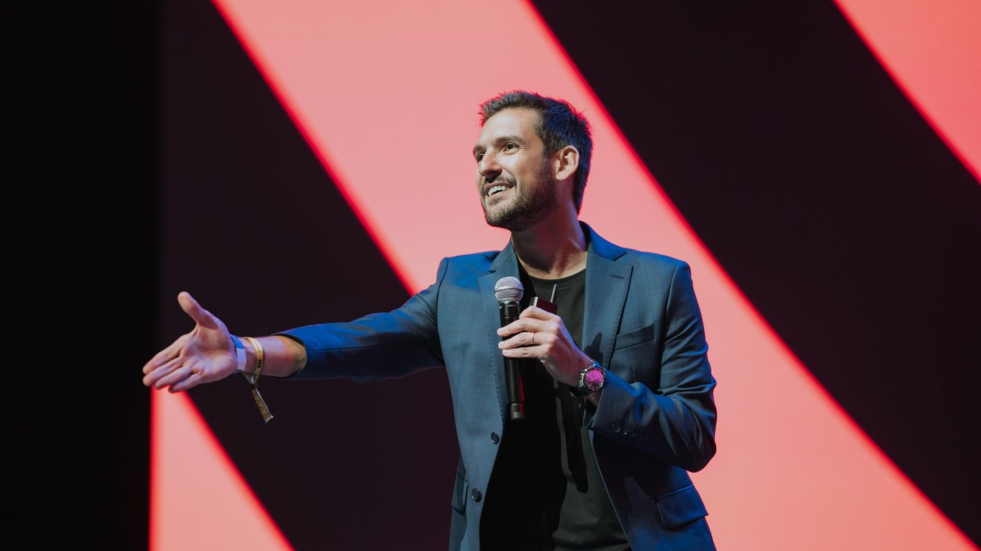 Ulisses Carneiro palestrando no palco